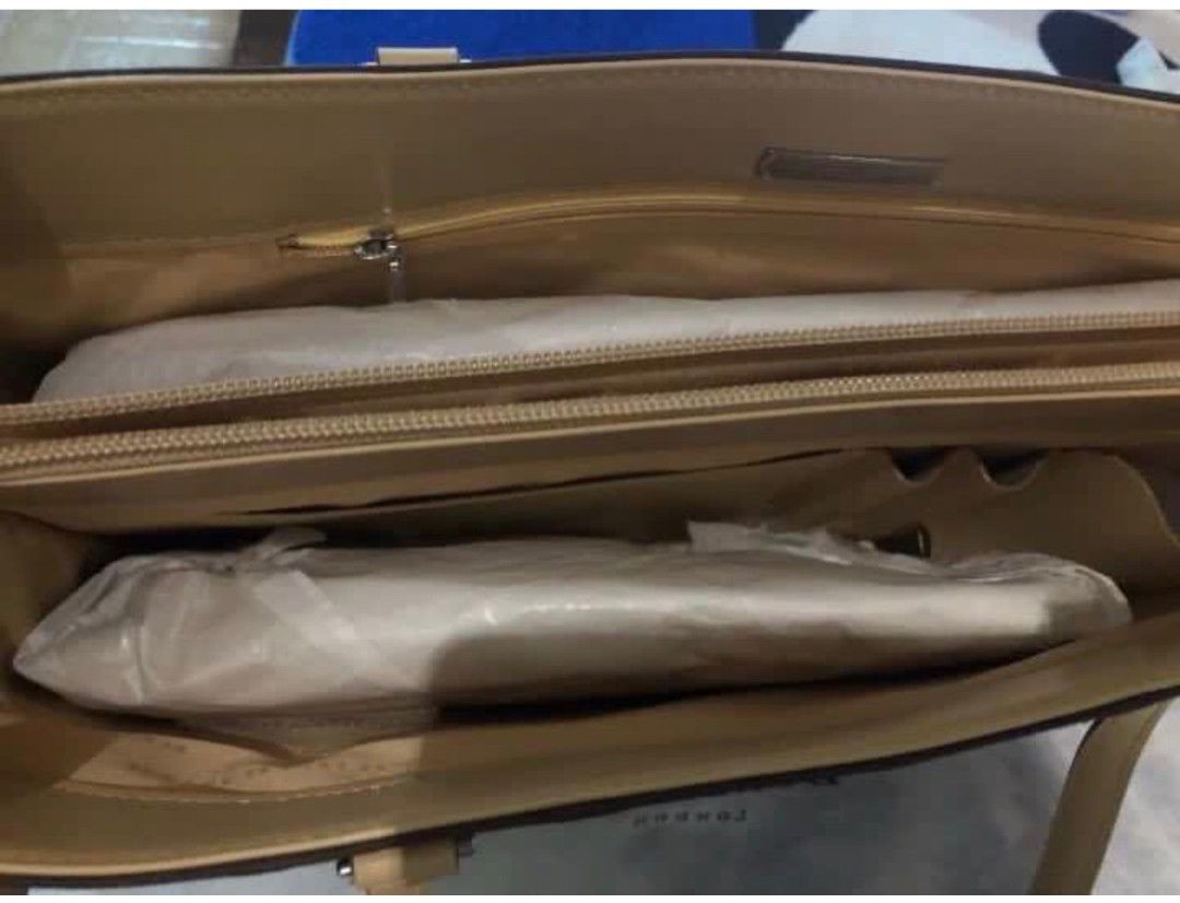 Burberrys tote bag (Category: Luxury Bags & Wallets) located in Cainta. Submitted by lilicute06 (Listing ID 1465424482, Image 3). Description: authentic brandnew complete antipolo area.