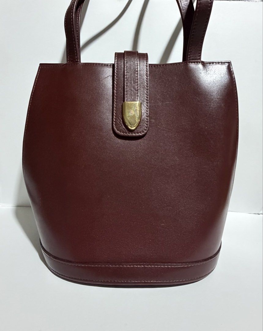 Burgundy Shoulder Bag (Category: Shoulder Bags) located in Quezon City. Submitted by wagwagan_ukay_blues (Listing ID 1465511045, Image 1). Description: From Japan In good condition Long strap Back zipper pocket Zipper pockets inside Signs of usage Still presentable L-9” W-7” H-10” Novaliches Qc.
