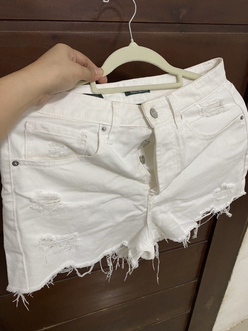 Button down shorts (Category: Shorts) located in Los Banos. Submitted by itsmecathey (Listing ID 1465560031, Image 3). Description: Fits 27-28.