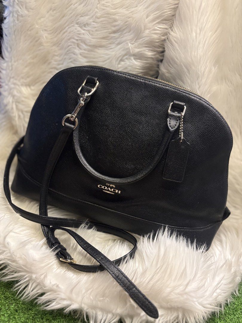 C0@ch coded large sling/hand bag super pretty (Category: Cross-body Bags) located in Davao. Submitted by emmanuelchuamellorin23 (Listing ID 1465428145, Image 3). Description: C0@ch coded large sling/hand bag super pretty pa makapal mabigat. Makinis pa ready to use..