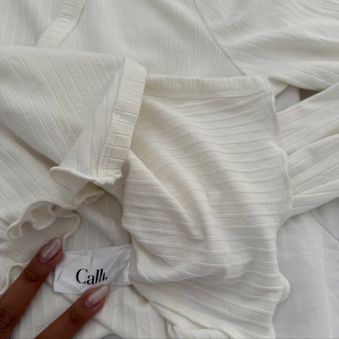 Calli Pacsun Cardigan (Category: Longsleeves) located in Davao. Submitted by aug_amari (Listing ID 1465386093, Image 3). Description: size XS-S brand helping tag: brandy melville.