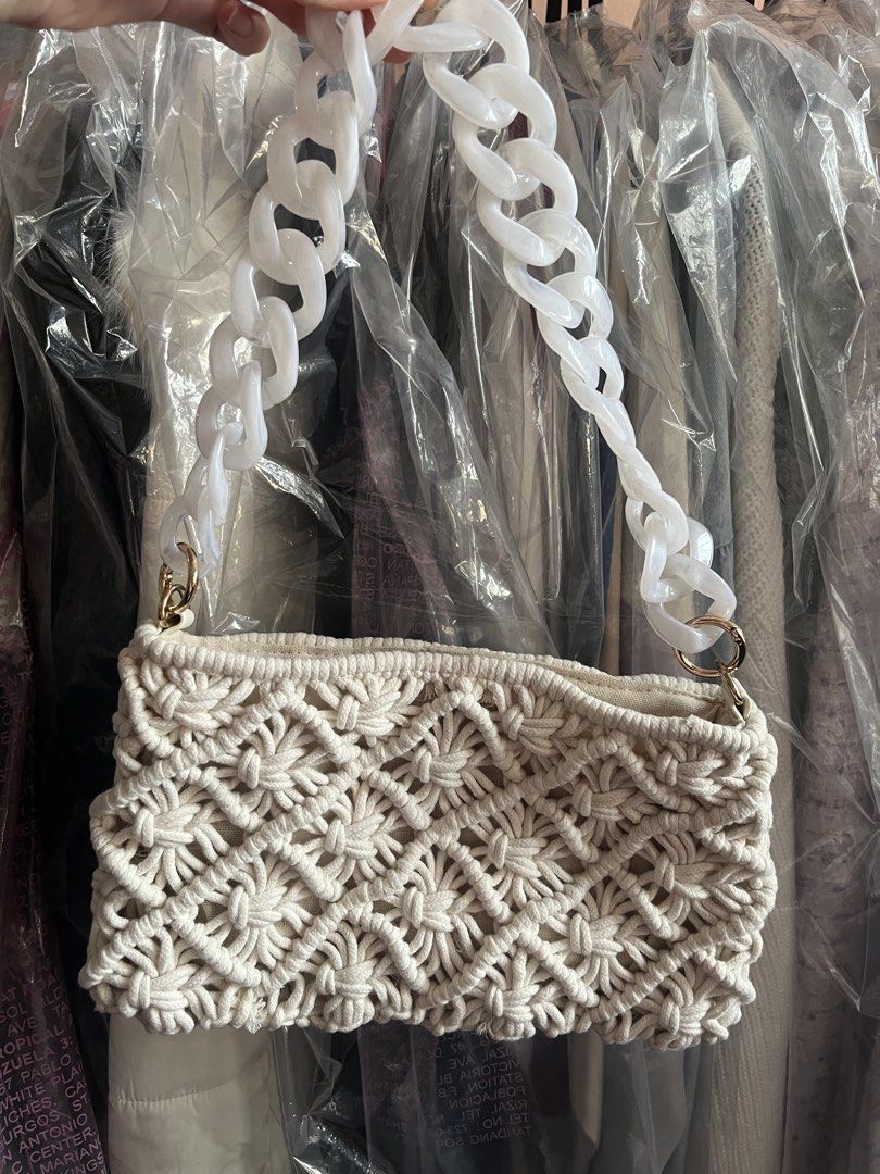 Calliope White beach shoulder bag (Category: Beach Bags) located in Manila. Submitted by justshop.ph (Listing ID 1465544557, Image 1). Description: never used removed tags.