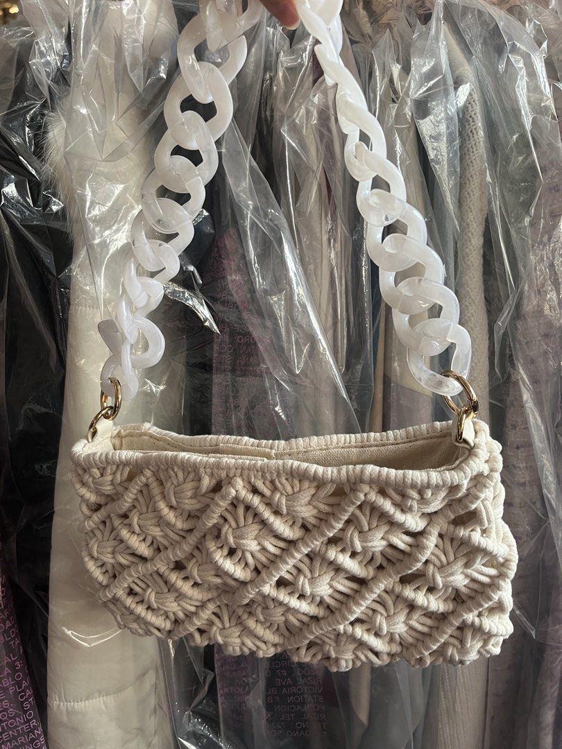 Calliope White beach shoulder bag (Category: Beach Bags) located in Manila. Submitted by justshop.ph (Listing ID 1465544557, Image 2). Description: never used removed tags.