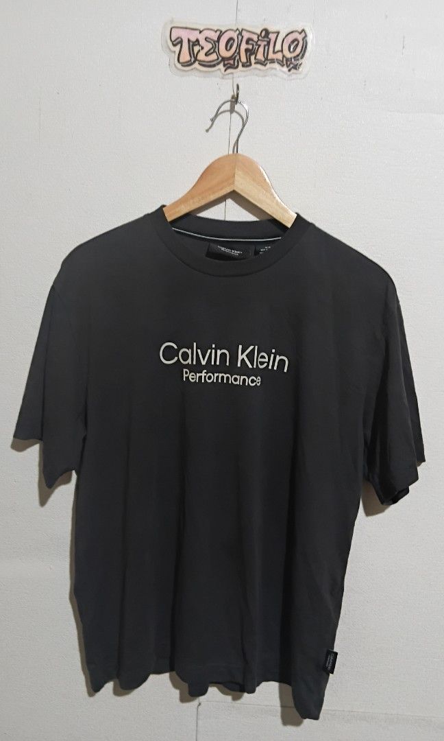 Calvin klein performance (Category: Tshirts & Polo Shirts ) located in Santo Tomas. Submitted by teofilo-thrifted (Listing ID 1465427853, Image 1). Description: Ck Performance Excellent Size medium on tag L26 W21 price 650 free shipping po.