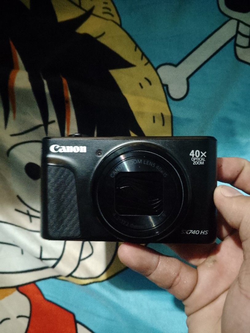 Canon PowerShot SX740 HS Digital Camera (Category: Cameras) located in Manila. Submitted by jorgemnedes (Listing ID 1465528744, Image 2). Description: - 40x optical zoom lens for capturing distant subjects clearly - 4K video capability for high-resolution content creation - Convenient flip-up screen perfect for vlogging and selfies - Ergonomic textured hand grip for secure and comfortable handling - Sleek, clean black body design with standard to