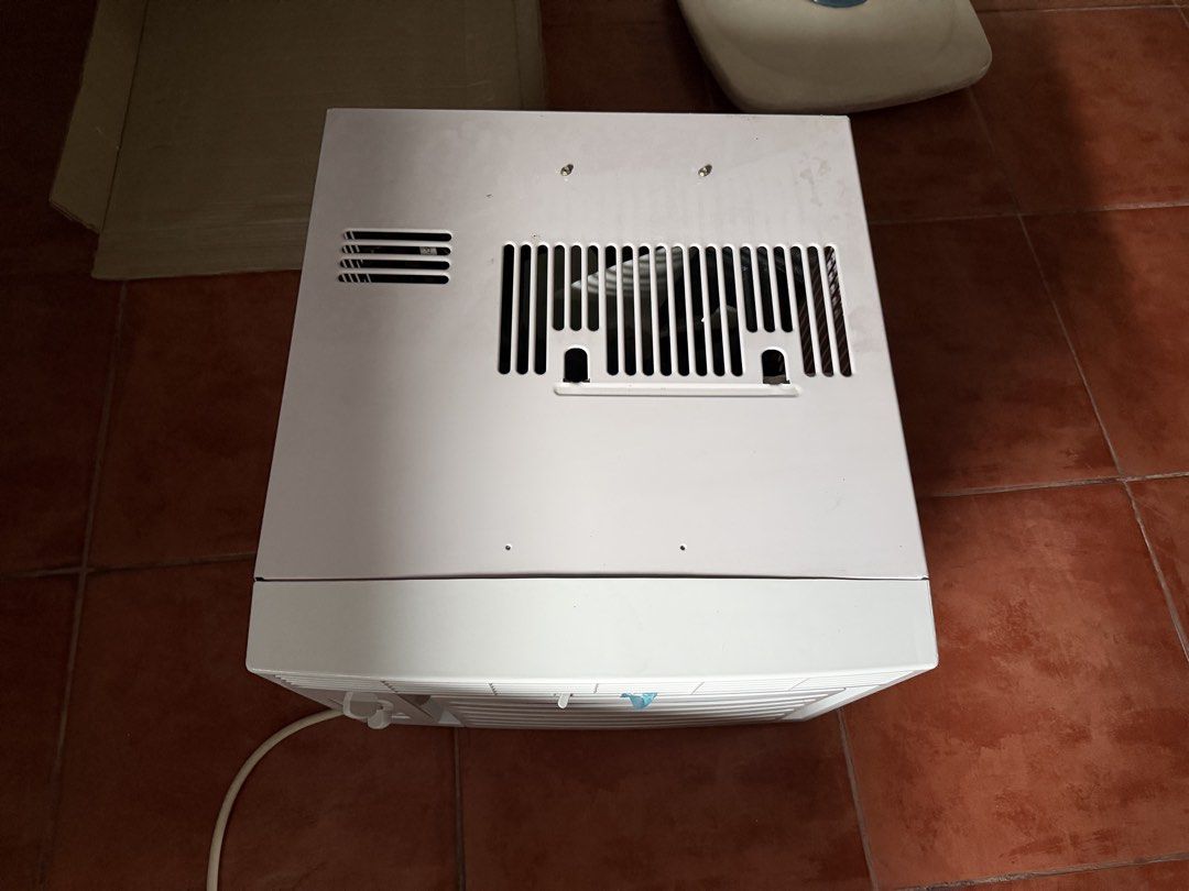 Carrier Optima Window Type Air Conditioner (Category: Air Conditioning and Heating) located in San Pedro. Submitted by napnap29 (Listing ID 1465497955, Image 2). Description: - Brand/Model: Carrier Optima Window Type Aircon (MANUAL) - Color: Clean white finish - Controls: Front panel with thermostat dial, fan speed switch, and timer knob - Condition: Fully working, cools rooms quickly - Reason for selling: Upgraded/removed old unit - Includes sta