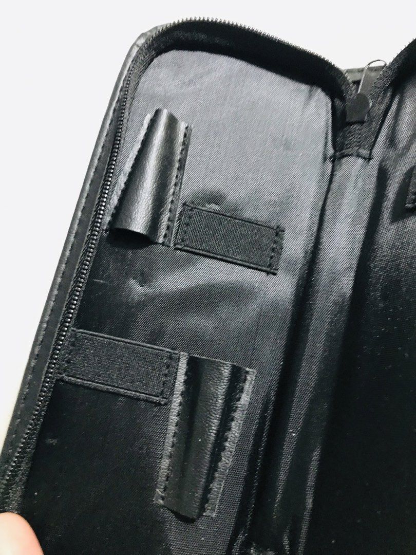 CASED POUCH FOR PEN (Category: Purses & Pouches) located in Gamu. Submitted by 2022bagsbunny (Listing ID 1465415131, Image 3). Description: .