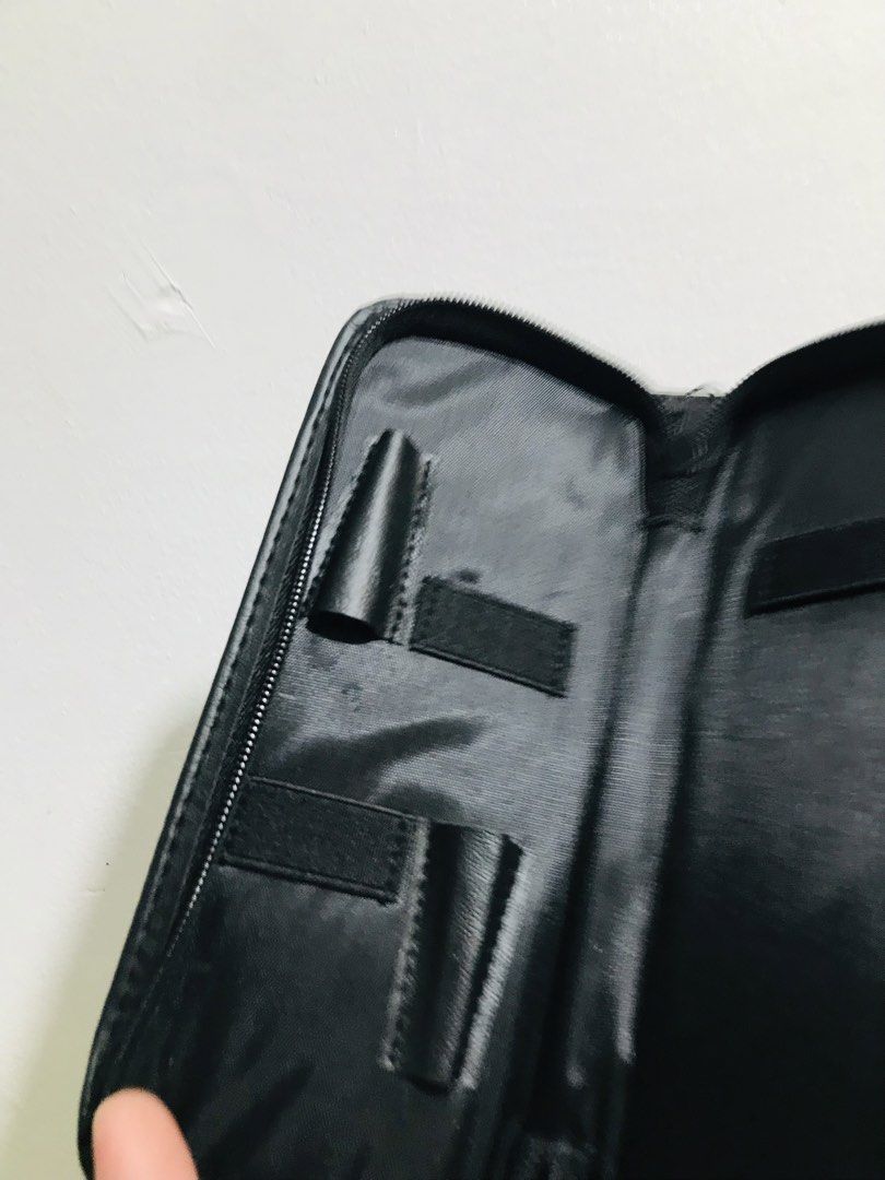 CASED POUCH FOR PEN (Category: Purses & Pouches) located in Gamu. Submitted by 2022bagsbunny (Listing ID 1465415131, Image 2). Description: .