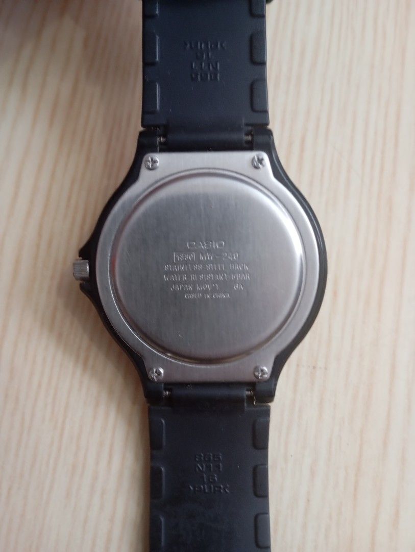 Casio (Category: Men's Watches) located in Las Pinas. Submitted by quick_deals_great_finds2 (Listing ID 1465384847, Image 3). Description: Original good working condition Quartz with battery Large 40 mm.