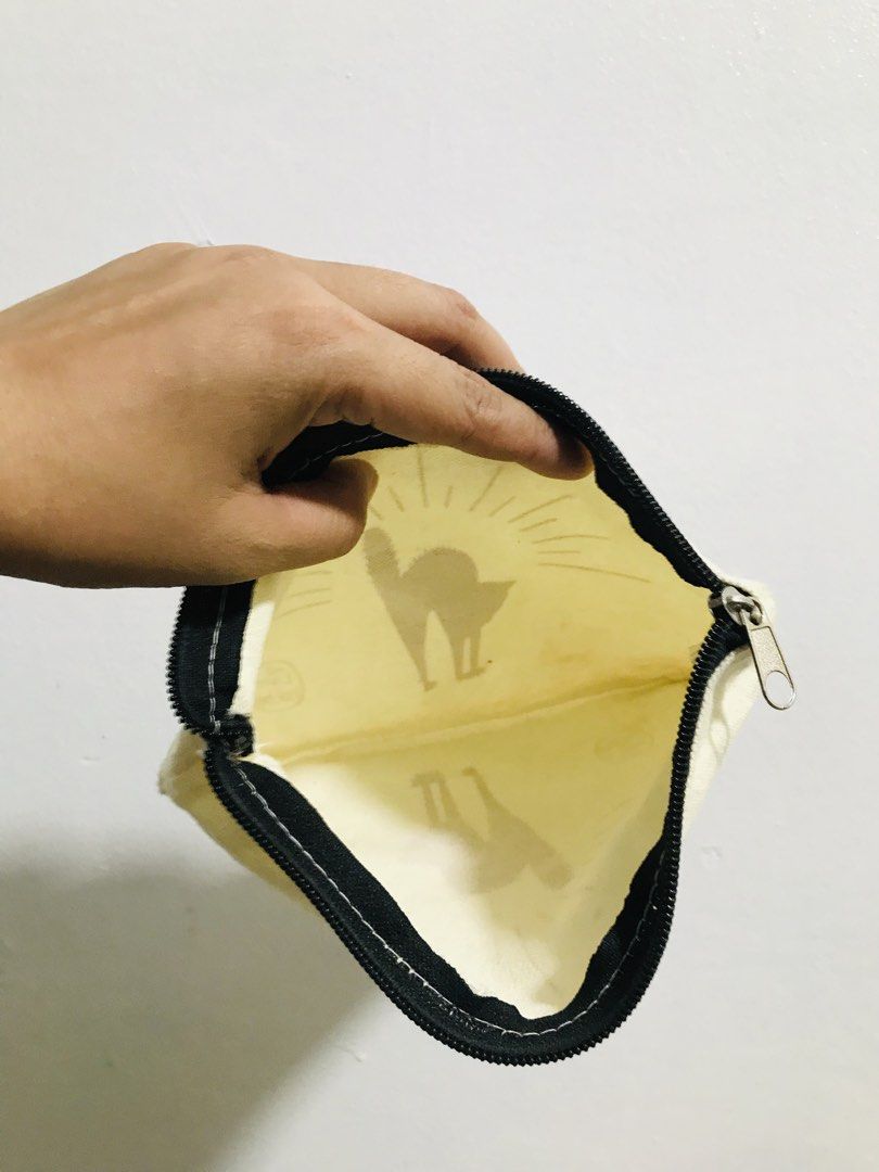 CAT POUCH (Category: Purses & Pouches) located in Gamu. Submitted by 2022bagsbunny (Listing ID 1465408712, Image 3). Description: .
