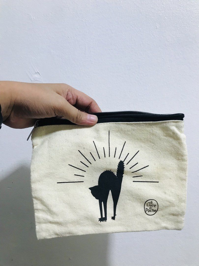 CAT POUCH (Category: Purses & Pouches) located in Gamu. Submitted by 2022bagsbunny (Listing ID 1465408712, Image 1). Description: .
