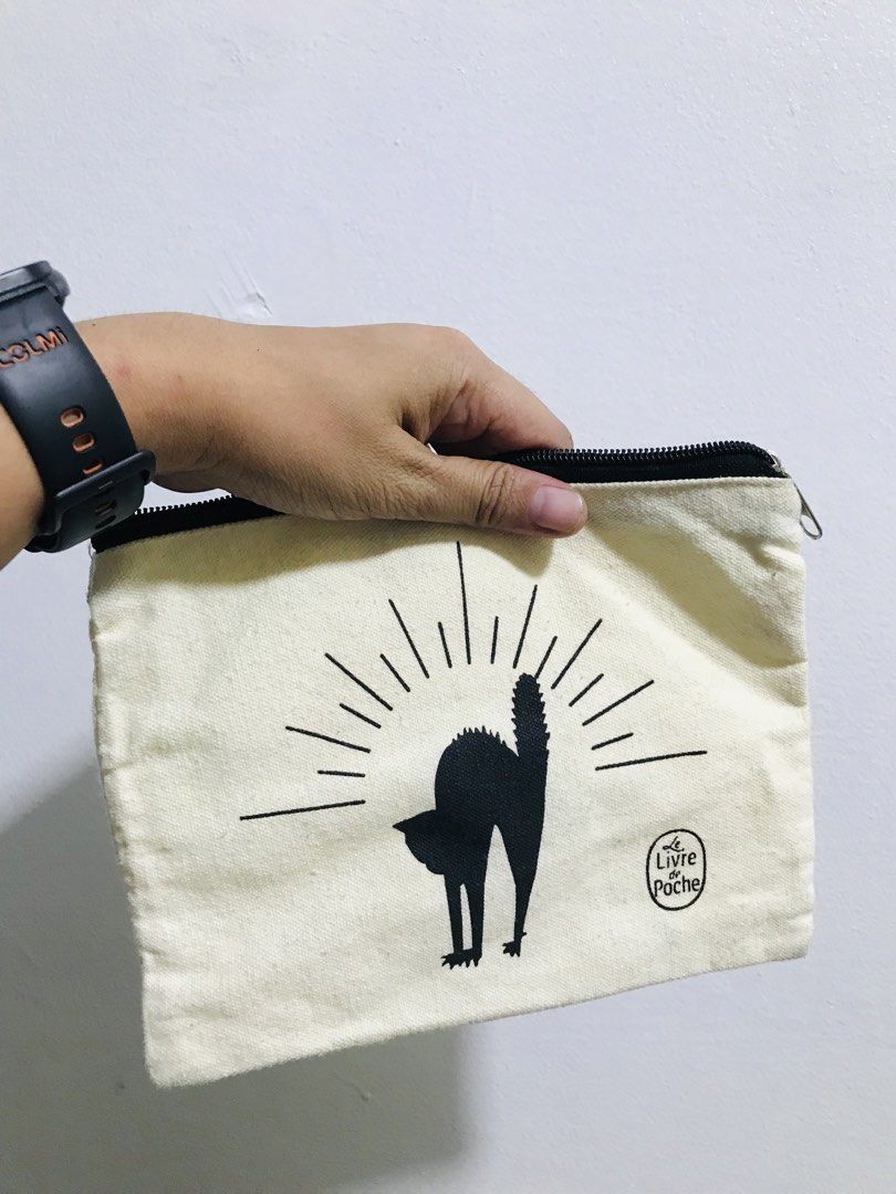 CAT POUCH (Category: Purses & Pouches) located in Gamu. Submitted by 2022bagsbunny (Listing ID 1465408712, Image 2). Description: .