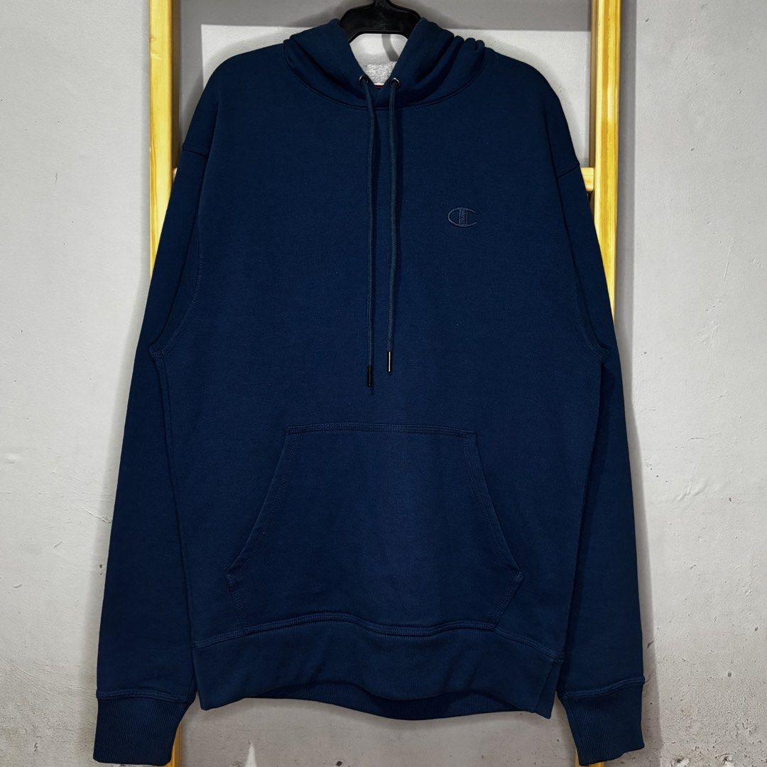 Champion hoodie jacket (Category: Coats, Jackets and Outerwear) located in Valenzuela. Submitted by thriftynanay88 (Listing ID 1465467669, Image 1). Description: Size S on tag.