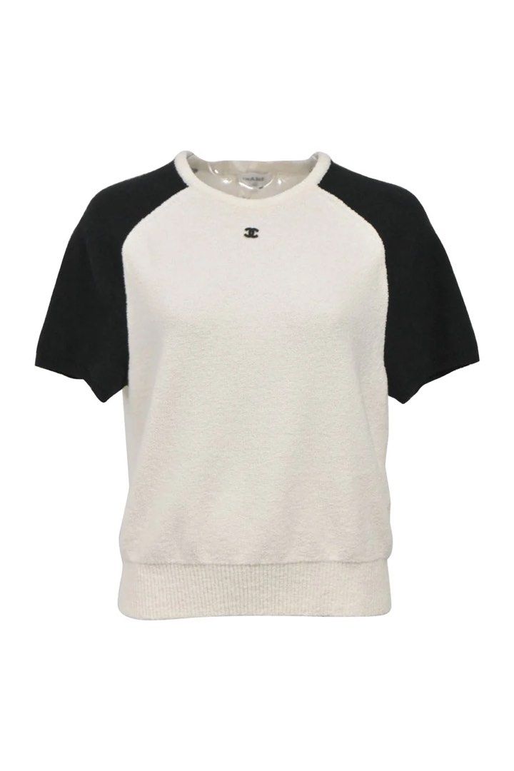 CHANEL KNIT TOP (Category: Luxury Apparel) located in General Trias. Submitted by kyledeterala6969 (Listing ID 1465464558, Image 1). Description: Chanel Top No issue Like new Color rate - 10/10 Length - 21 Pit to pit - 18.5 Location: General Trias City, Cavite.