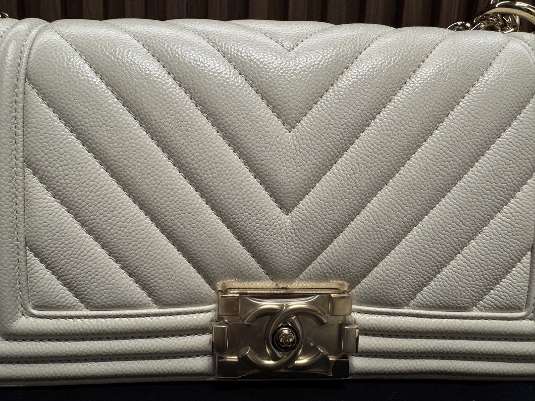 Chanel Le Boy Medium (Category: Cross-body Bags) located in Manila. Submitted by mom_cozy (Listing ID 1465396106, Image 2). Description: With box and receipt complete inclusion..