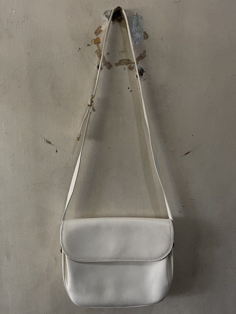 Charles Jourdan Paris White Leather Shoulder Bag (Category: Shoulder Bags) located in Quezon City. Submitted by akismurabels (Listing ID 1465398678, Image 1). Description: AUTHENTIC CHARLES JOURDAN BRAND Size: L:24cm H:20cm W:5cm MOP: Gcash MOD:Lalamove or LBC LOC: Quezon City Visayas avenue - Brand: Charles Jourdan Paris - Material: Premium white leather - Closure: Flap front with secure magnetic clasp and embossed logo - Hardware: Elegant gold-