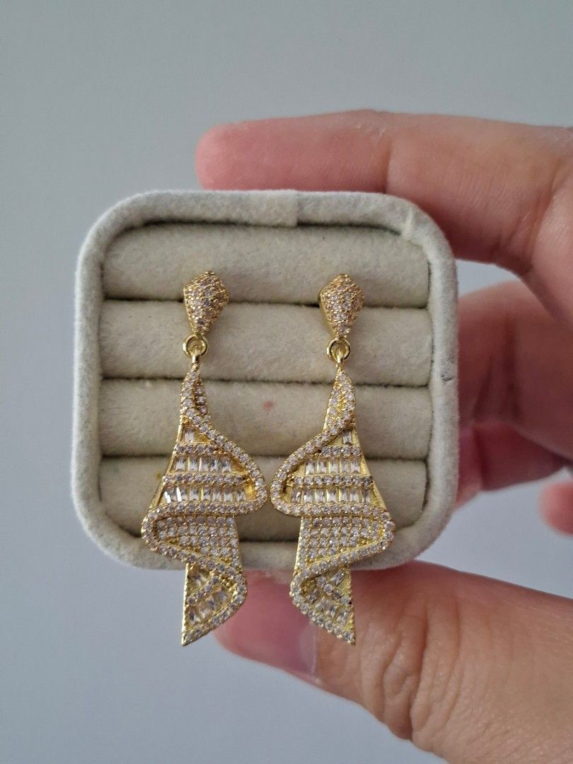 Christmas Theme Sparkly Earrings Dancing Ribbon Crystals (Category: Earrings) located in Dasmarinas. Submitted by danabrie22 (Listing ID 1465391629, Image 1). Description: very well-made, excellent crafstmanship 10/10 condition brand new stainless steel & white-colored cubic zirconia stones made in Hongkong.
