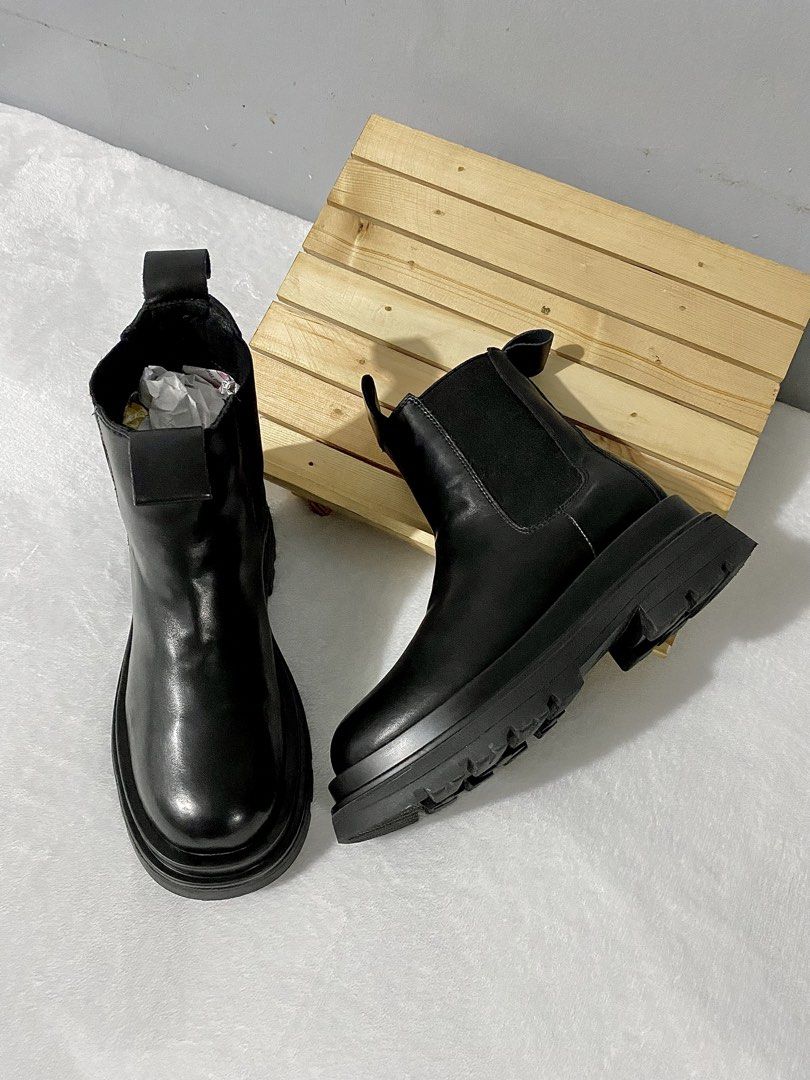 chunky chelsea boots (Category: Boots) located in Bulacan. Submitted by parapapa (Listing ID 1465498433, Image 2). Description: 36-37 / 23.5cm length 7.5” .