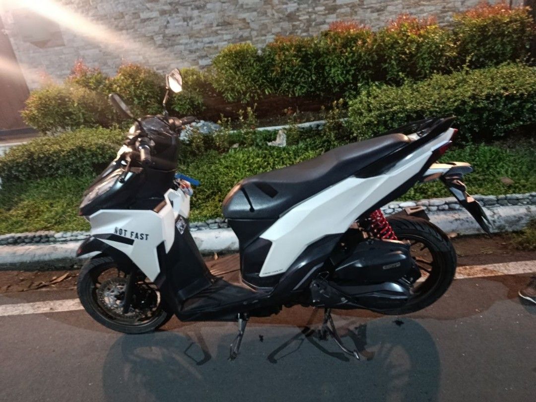 Click V3 (Category: Motorbikes for Sale) located in Manila. Submitted by ms.zhutil (Listing ID 1465445245, Image 1). Description: Honda Click scooter in white and black. Liquid cooled engine, sporty red rear shock absorber. Carbon fiber texture seat cover. Fun sticker on the front fairing. Ready to ride. Honda click v3 2025 model 10600 Odo orig papers 3years registered orig LTO plate bagong change oil (Sept 29,2026) bagong palit Air filter (Sept 