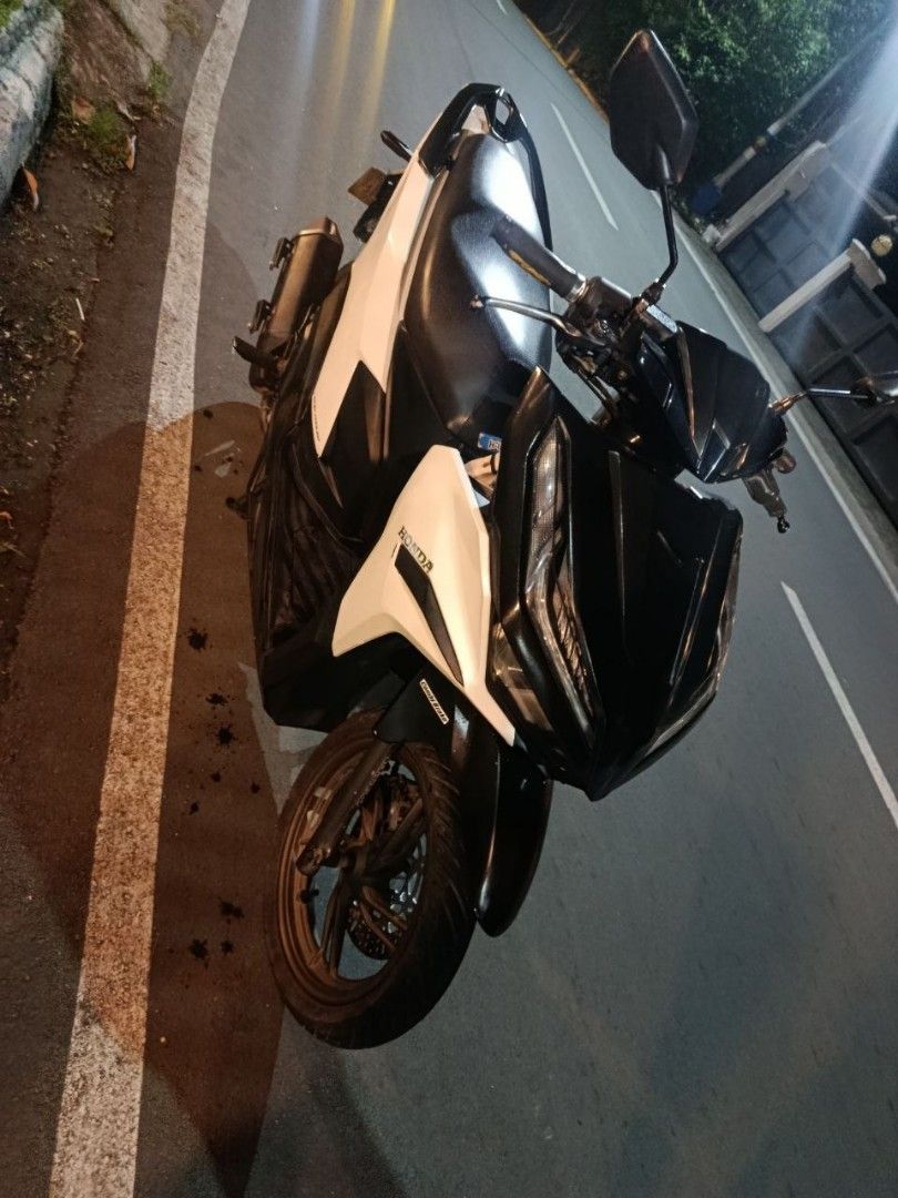 Click V3 (Category: Motorbikes for Sale) located in Manila. Submitted by ms.zhutil (Listing ID 1465445245, Image 3). Description: Honda Click scooter in white and black. Liquid cooled engine, sporty red rear shock absorber. Carbon fiber texture seat cover. Fun sticker on the front fairing. Ready to ride. Honda click v3 2025 model 10600 Odo orig papers 3years registered orig LTO plate bagong change oil (Sept 29,2026) bagong palit Air filter (Sept 