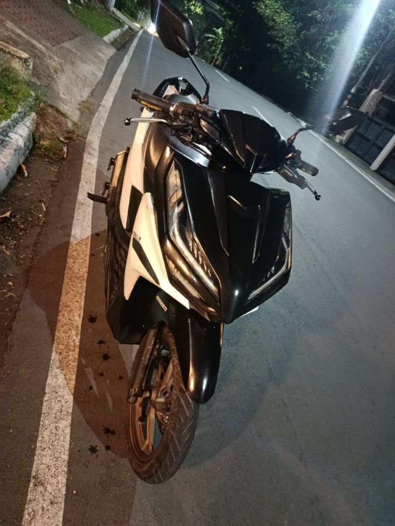 Click V3 (Category: Motorbikes for Sale) located in Manila. Submitted by ms.zhutil (Listing ID 1465445245, Image 2). Description: Honda Click scooter in white and black. Liquid cooled engine, sporty red rear shock absorber. Carbon fiber texture seat cover. Fun sticker on the front fairing. Ready to ride. Honda click v3 2025 model 10600 Odo orig papers 3years registered orig LTO plate bagong change oil (Sept 29,2026) bagong palit Air filter (Sept 