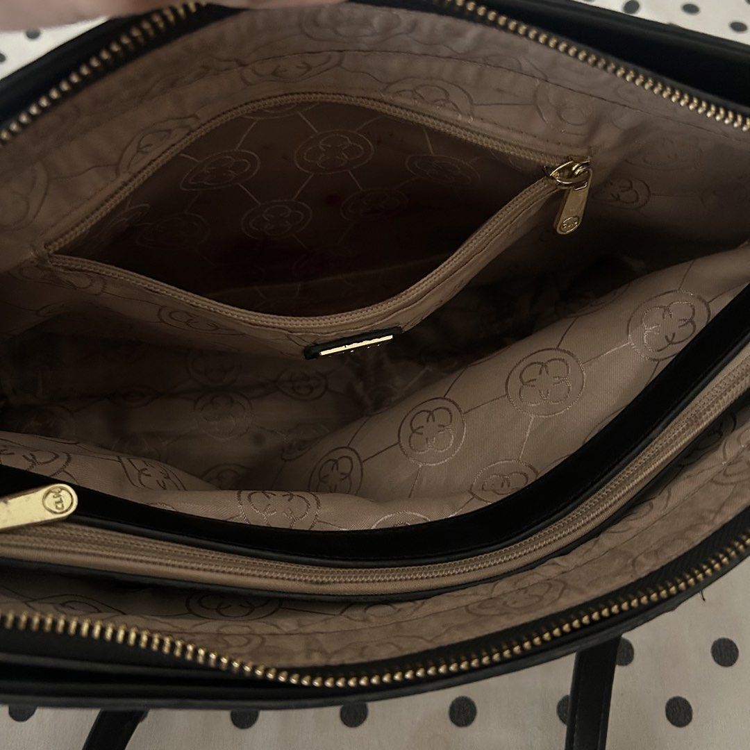CLN FREYA BAG (Category: Shoulder Bags) located in Cagayan de Oro. Submitted by blissclo (Listing ID 1465420270, Image 3). Description: has signs of usage (last 4 pictures)not that noticeable naman - can send a video of the bag:3.