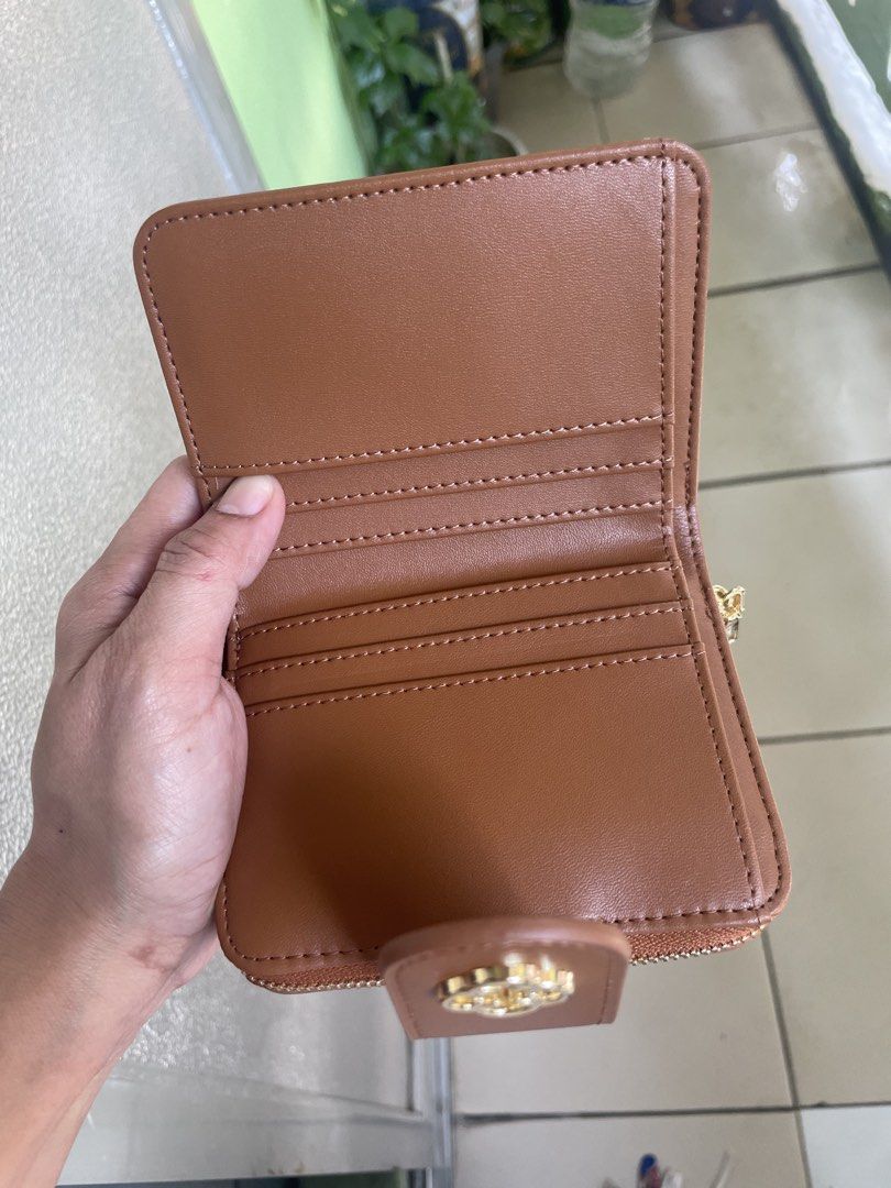CLN wallet (Category: Wallets & Card holders) located in Manila. Submitted by marivicreynoso (Listing ID 1465398420, Image 3). Description: Brandnew received as a gift not my style.