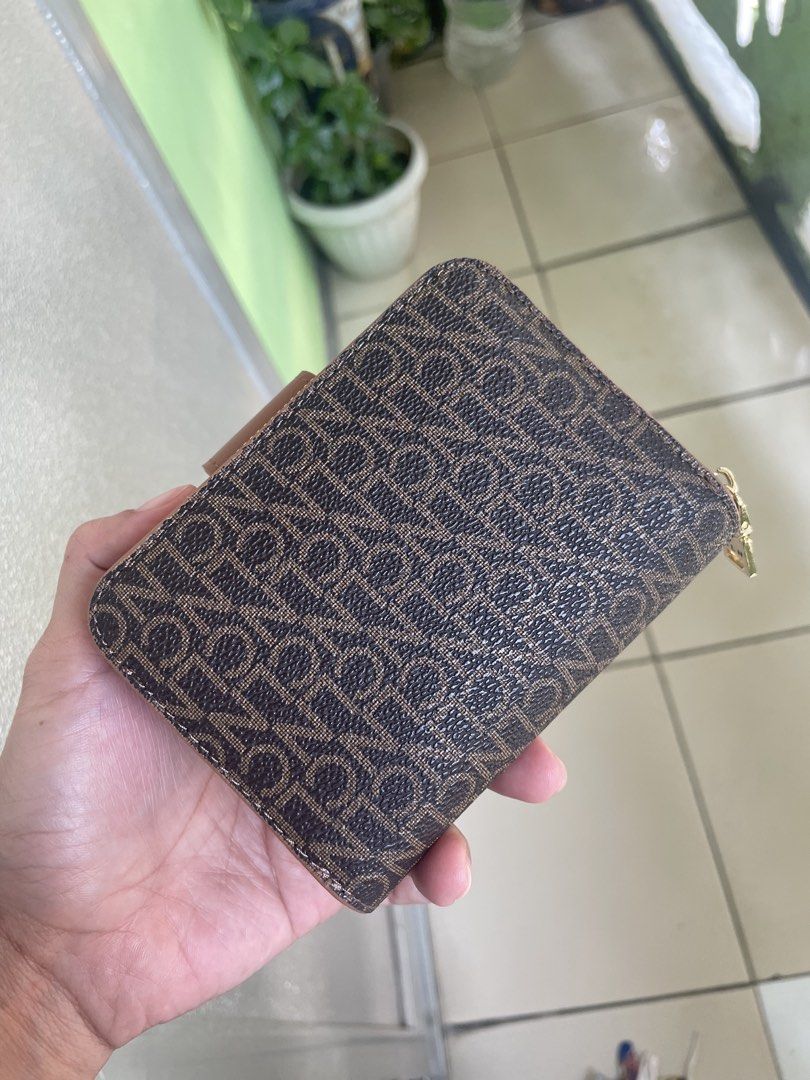 CLN wallet (Category: Wallets & Card holders) located in Manila. Submitted by marivicreynoso (Listing ID 1465398420, Image 2). Description: Brandnew received as a gift not my style.