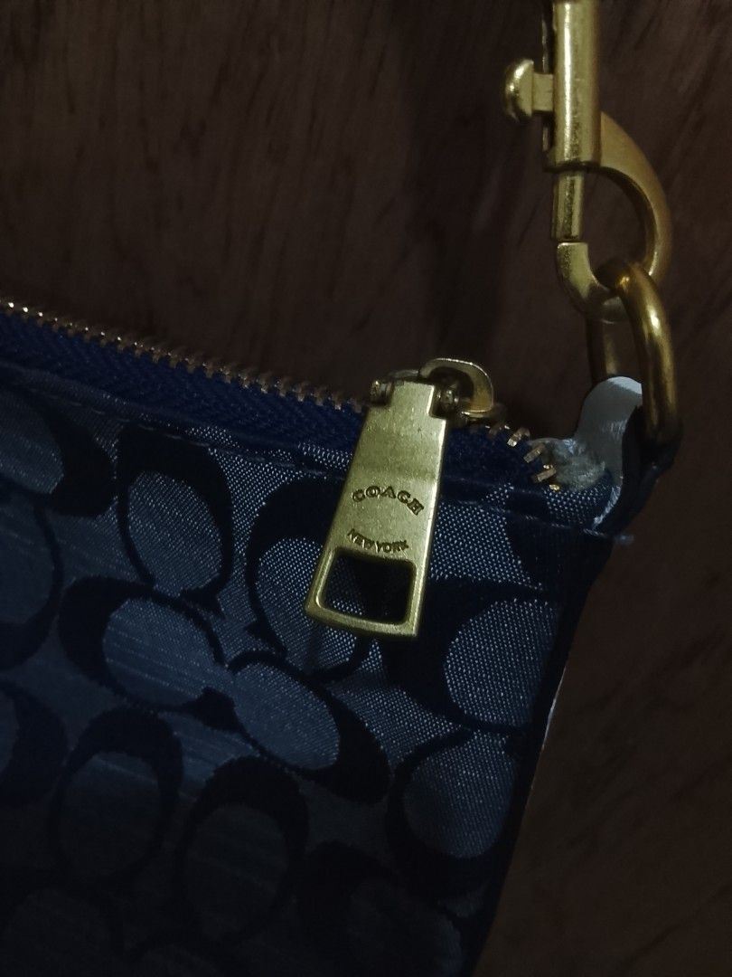 Coach (Category: Shoulder Bags) located in Cabanatuan. Submitted by chrom3thrift.cab (Listing ID 1465548210, Image 3). Description: .