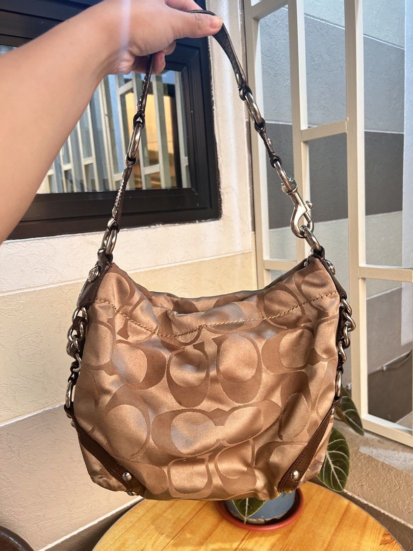 Coach Carly (Category: Shoulder Bags) located in Baguio. Submitted by aa_kapreloved (Listing ID 1465543190, Image 1). Description: Normal sign of use.