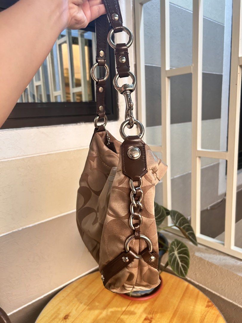 Coach Carly (Category: Shoulder Bags) located in Baguio. Submitted by aa_kapreloved (Listing ID 1465543190, Image 3). Description: Normal sign of use.
