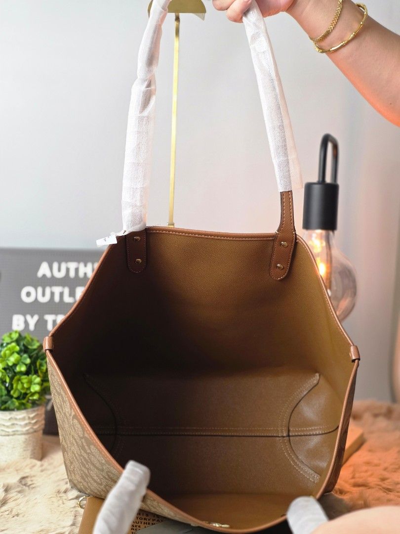 Coach City Tote Reversible Bag (Category: Luxury Bags & Wallets) located in Pasig City. Submitted by maryjanegr (Listing ID 1465462100, Image 2). Description: 🍒 OG from Factory Outlet 🍒 Complete with Dustbag, Paperbag, and Care Card 🍒 Taguig Location.