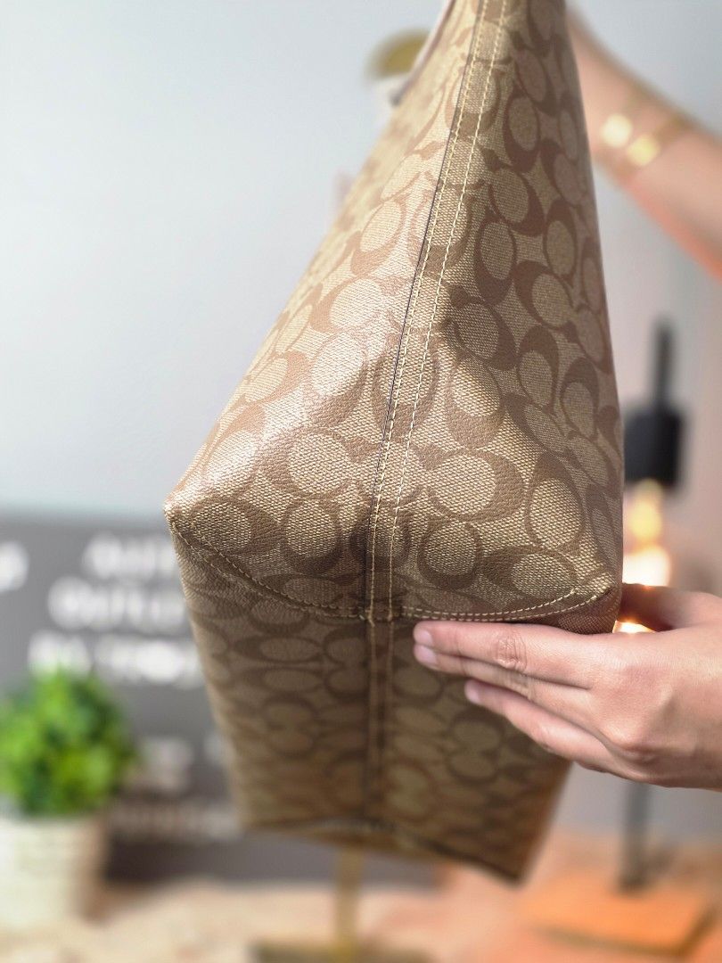 Coach City Tote Reversible Bag (Category: Luxury Bags & Wallets) located in Pasig City. Submitted by maryjanegr (Listing ID 1465462100, Image 3). Description: 🍒 OG from Factory Outlet 🍒 Complete with Dustbag, Paperbag, and Care Card 🍒 Taguig Location.