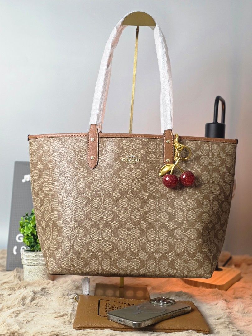 Coach City Tote Reversible Bag (Category: Luxury Bags & Wallets) located in Pasig City. Submitted by maryjanegr (Listing ID 1465462100, Image 1). Description: 🍒 OG from Factory Outlet 🍒 Complete with Dustbag, Paperbag, and Care Card 🍒 Taguig Location.
