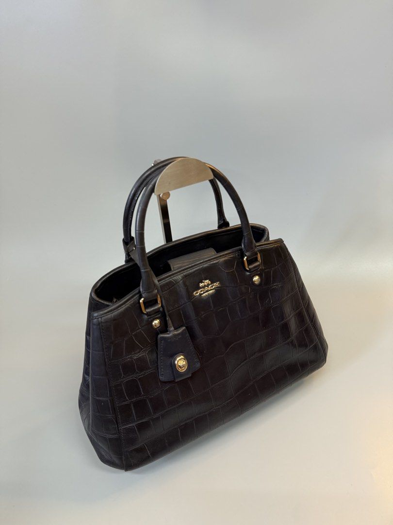Coach Crocs (Category: Cross-body Bags) located in Cebu City. Submitted by ricahsukaybags_2017 (Listing ID 1465391068, Image 2). Description: Stand alone Coach. Ang ganda ng leather sign of used only no major flaws.