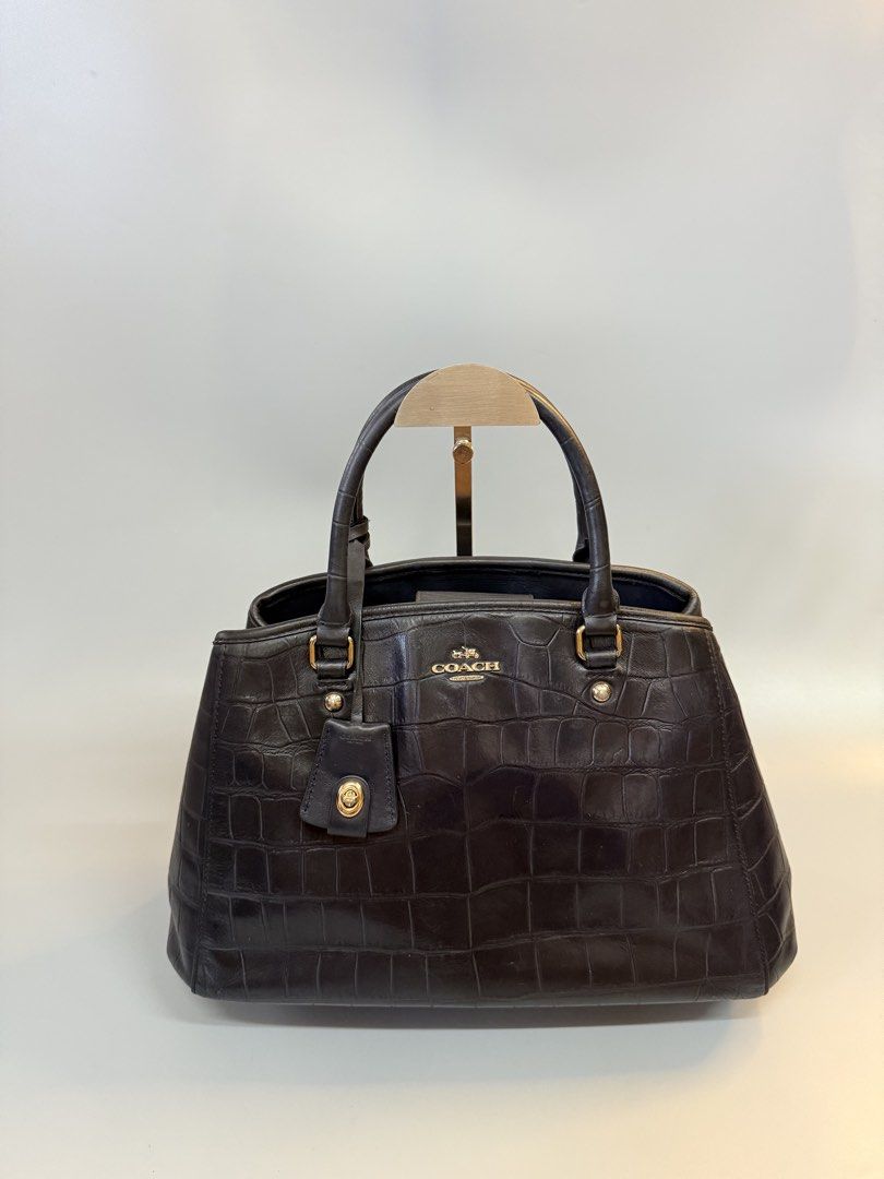 Coach Crocs (Category: Cross-body Bags) located in Cebu City. Submitted by ricahsukaybags_2017 (Listing ID 1465391068, Image 1). Description: Stand alone Coach. Ang ganda ng leather sign of used only no major flaws.