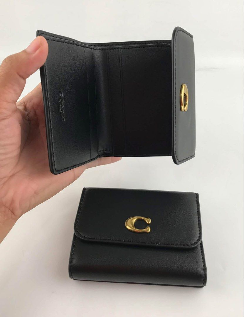 Coach Essential 2in1 Card Holder Wallet (Category: Wallets & Card holders) located in Binan City. Submitted by pinkykeenshop (Listing ID 1465389079, Image 3). Description: .