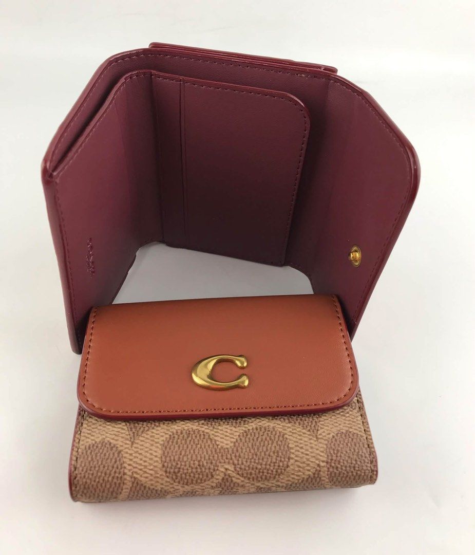Coach Essential 2in1 Card Holder Wallet (Category: Wallets & Card holders) located in Binan City. Submitted by pinkykeenshop (Listing ID 1465389197, Image 2). Description: .
