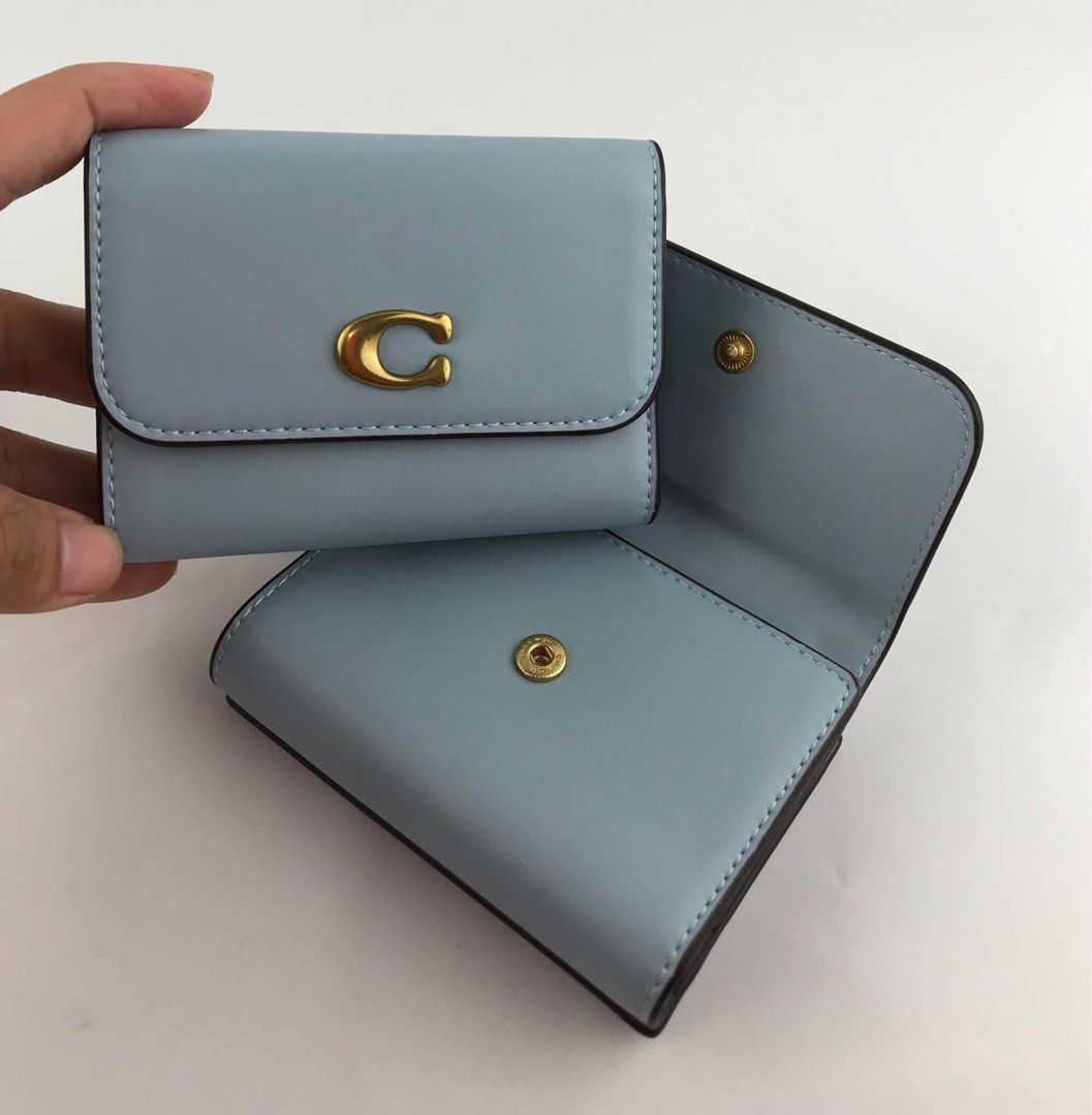 Coach Essential 2in1 Card Holder Wallet (Category: Wallets & Card holders) located in Binan City. Submitted by pinkykeenshop (Listing ID 1465389253, Image 1). Description: .