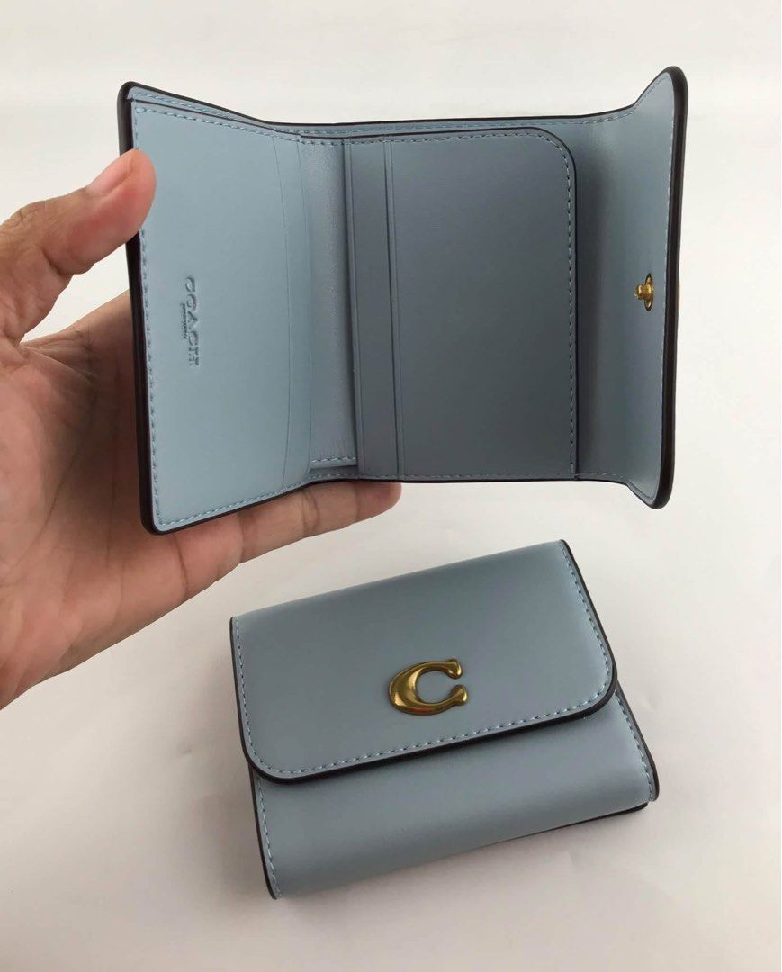 Coach Essential 2in1 Card Holder Wallet (Category: Wallets & Card holders) located in Binan City. Submitted by pinkykeenshop (Listing ID 1465389253, Image 2). Description: .