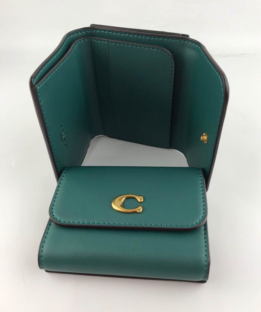 Coach Essential 2in1 Card Holder Wallet (Category: Wallets & Card holders) located in Binan City. Submitted by pinkykeenshop (Listing ID 1465389311, Image 2). Description: .