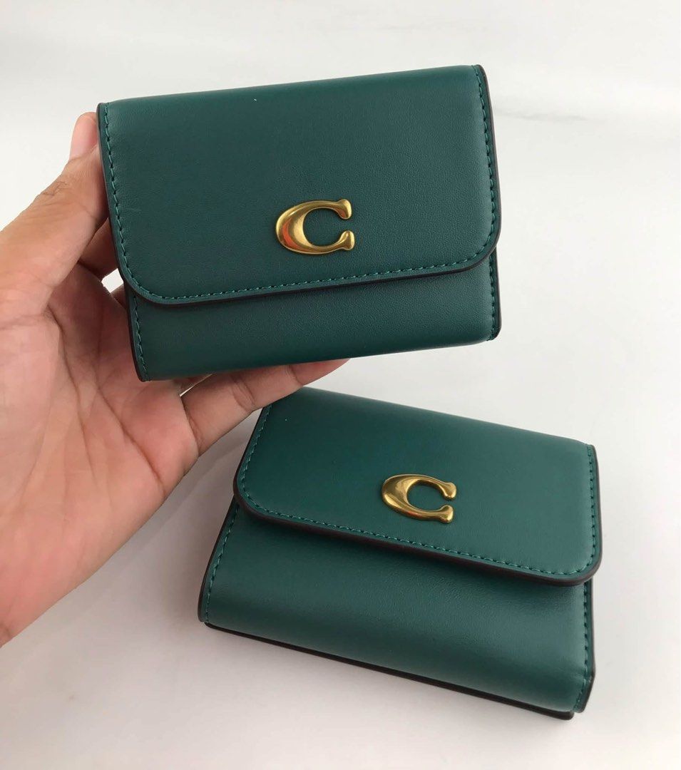 Coach Essential 2in1 Card Holder Wallet (Category: Wallets & Card holders) located in Binan City. Submitted by pinkykeenshop (Listing ID 1465389311, Image 1). Description: .