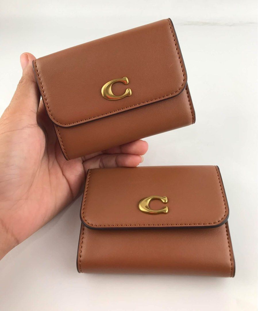 Coach Essential 2in1 Card Holder Wallet (Category: Wallets & Card holders) located in Binan City. Submitted by pinkykeenshop (Listing ID 1465389368, Image 1). Description: .