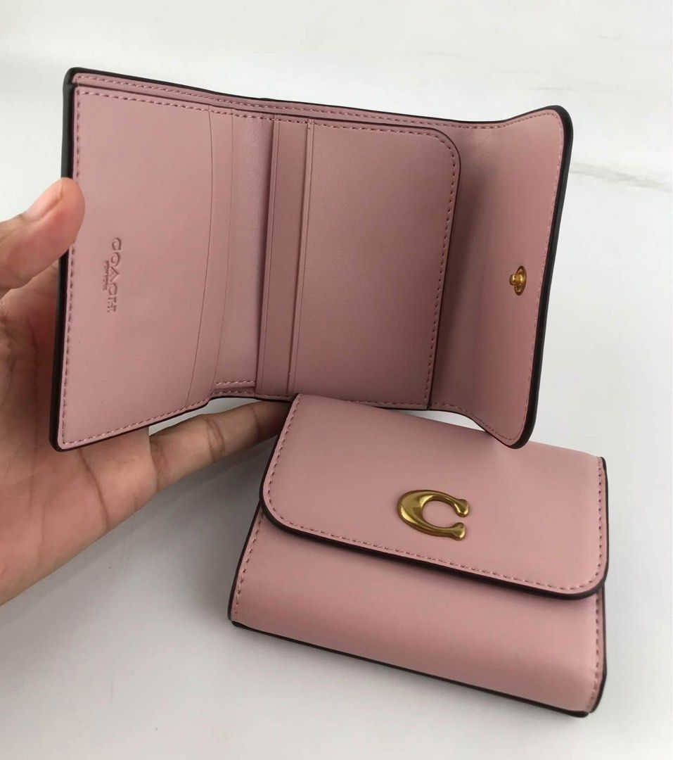 Coach Essential 2in1 Card Holder Wallet (Category: Wallets & Card holders) located in Binan City. Submitted by pinkykeenshop (Listing ID 1465389422, Image 2). Description: .