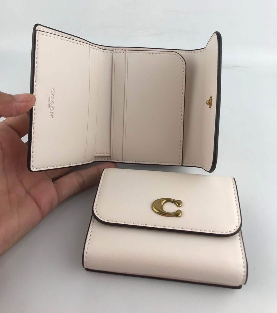Coach Essential 2in1 Card Holder Wallet (Category: Wallets & Card holders) located in Binan City. Submitted by pinkykeenshop (Listing ID 1465389479, Image 3). Description: .