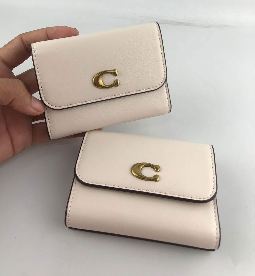 Coach Essential 2in1 Card Holder Wallet (Category: Wallets & Card holders) located in Binan City. Submitted by pinkykeenshop (Listing ID 1465389479, Image 1). Description: .