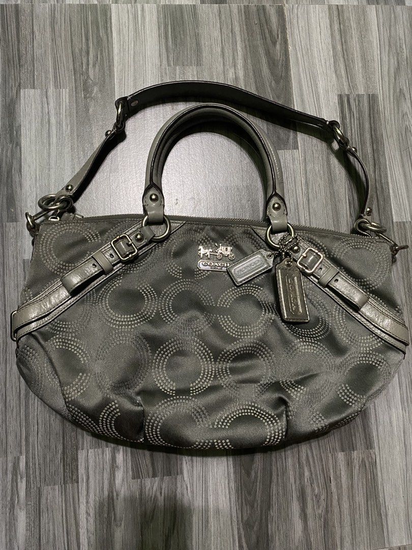 Coach Gray Tote Bag Shoulder Bag (Category: Tote Bags) located in Antipolo. Submitted by marcoandpaolomerchandise (Listing ID 1465534333, Image 1). Description: Coach Gray Tote Bag Shoulder Bag Preloved Good Condition Location: Pagrai Antipolo ,Nagshi Ship po ako NationWide Pwede J&T or Lalamove Pick Up Please po , HUWAG po mag offer kung hindi sure buyer , kase once nag Offer kayo nahingi ng Review si Carousell sa Account mo. CLICK OFFER lang po