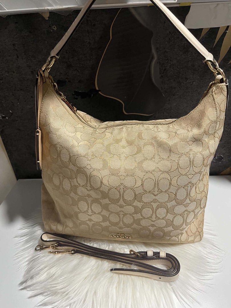 Coach hand /sling bag (Category: Luxury Bags & Wallets) located in Caloocan City. Submitted by trebdy01 (Listing ID 1465546911, Image 2). Description: Coach hand/sling bag for sale from usa Sale.