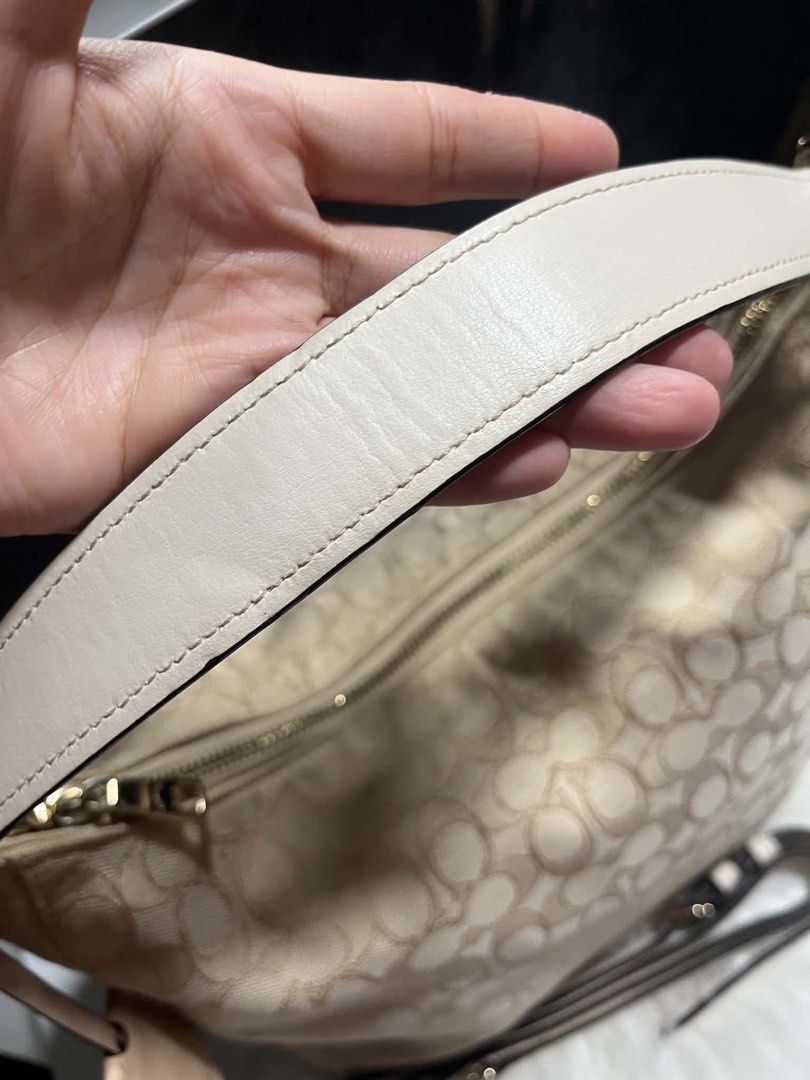 Coach hand /sling bag (Category: Luxury Bags & Wallets) located in Caloocan City. Submitted by trebdy01 (Listing ID 1465546911, Image 3). Description: Coach hand/sling bag for sale from usa Sale.