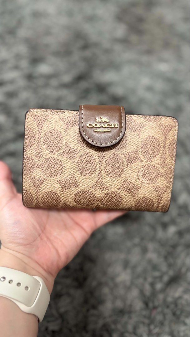 COACH MEDIUM BIFOLD (Category: Wallets & Card holders) located in Manila. Submitted by seresaa_authentics (Listing ID 1465385099, Image 2). Description: ✨ COACH MEDIUM BIFOLD WALLET ✨ DETAILS: • Multiple card slots • Bill compartment • Snap closure • Compact bifold design • Perfect for everyday use • 100% Authentic / Original Coach A timeless Coach essential that’s easy to carry and even easier to love. 👜✨ 📦 Ready to ship 🚚 Lalamove & J&T avai
